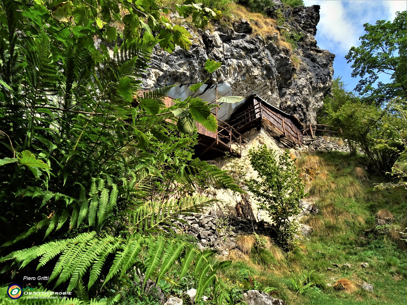 03 Passaggio al rIf. privato dei Carobbio (1400 m)  in Val Gerona.JPG